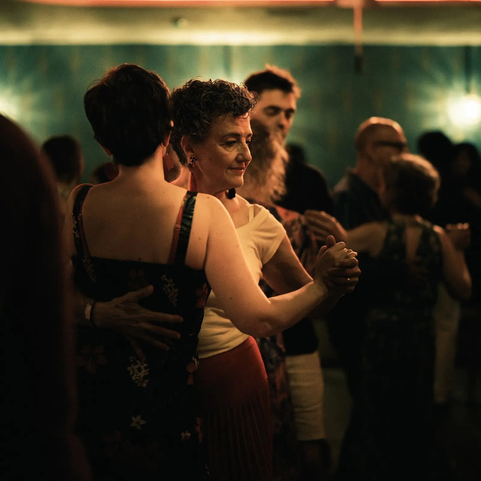 Pareja de mujeres bailando un baile blues lento