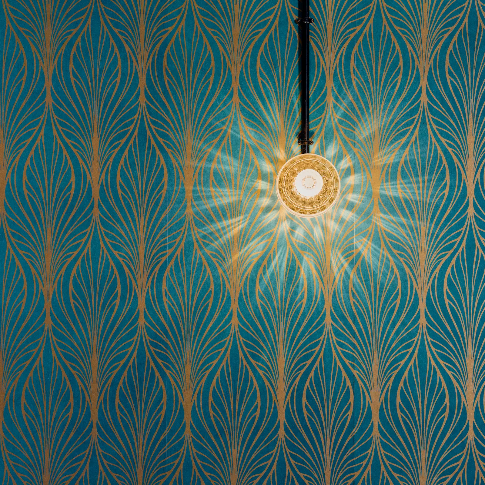 Luz prendida en fondo de papel picado vintage