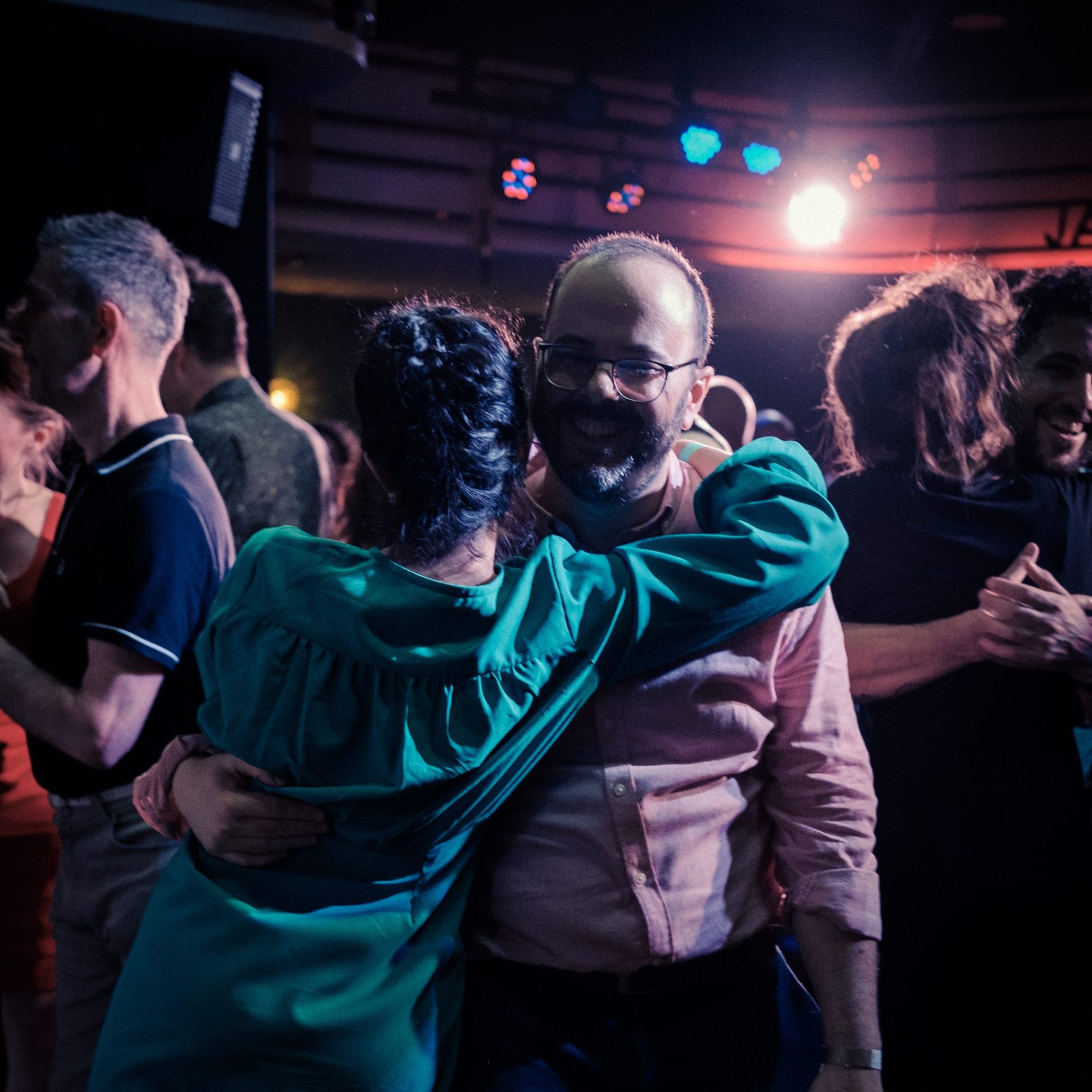 Pareja bailando balboa en Big Mama Ballroom con la pista llena al fondo.