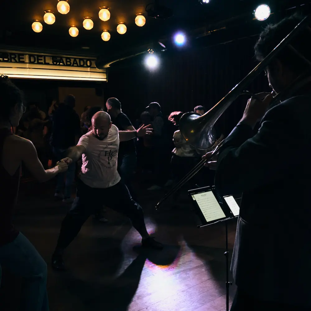Pareja bailando junto a la banda de música en directo durante Big Martes.