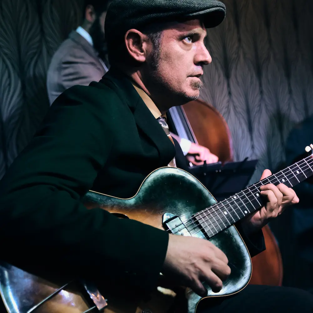 Guitarrista tocando en directo durante Big Martes en Big Mama Ballroom.