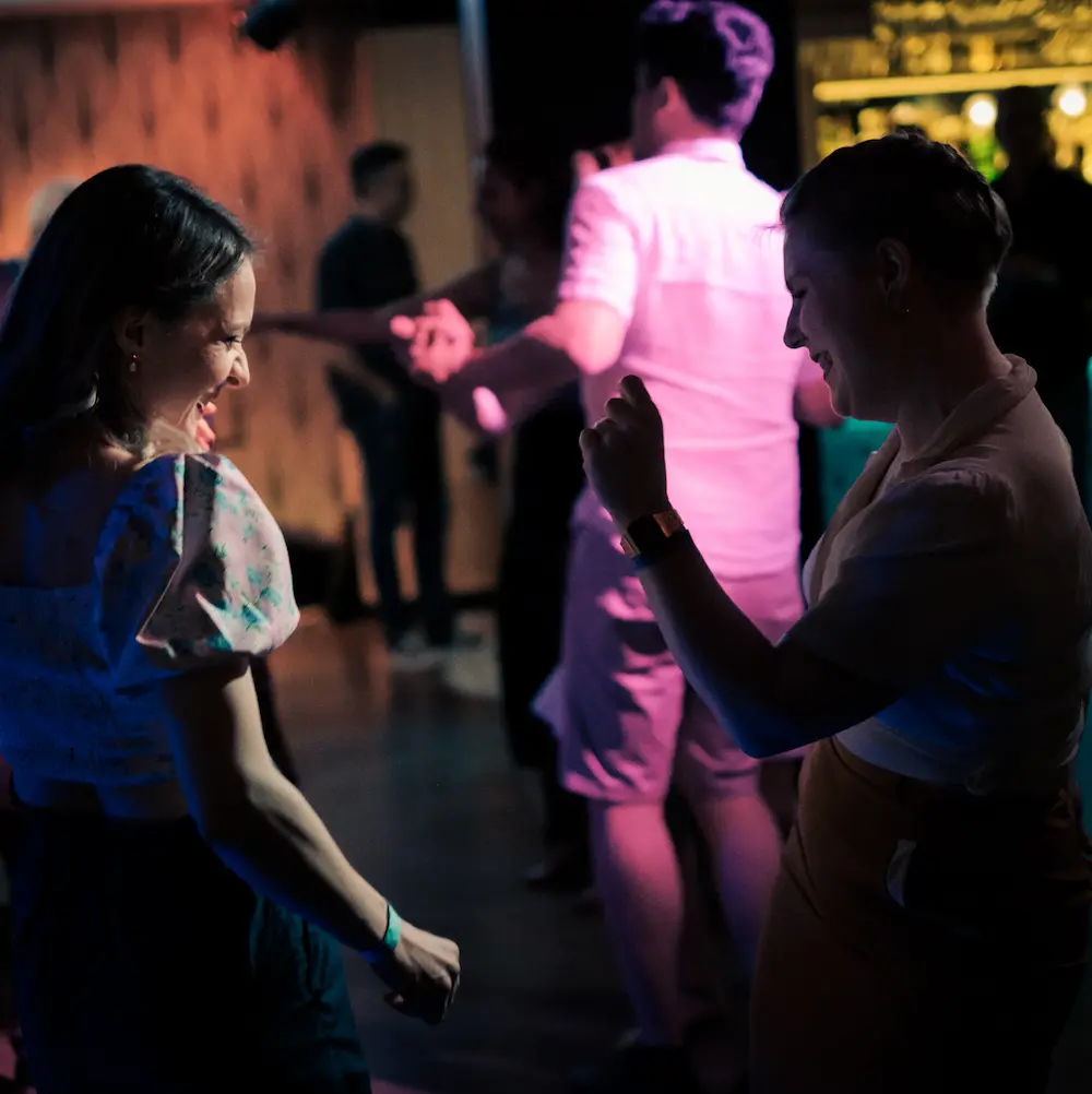 Dos mujeres bailando blues en la pista de Big Mama Ballroom.