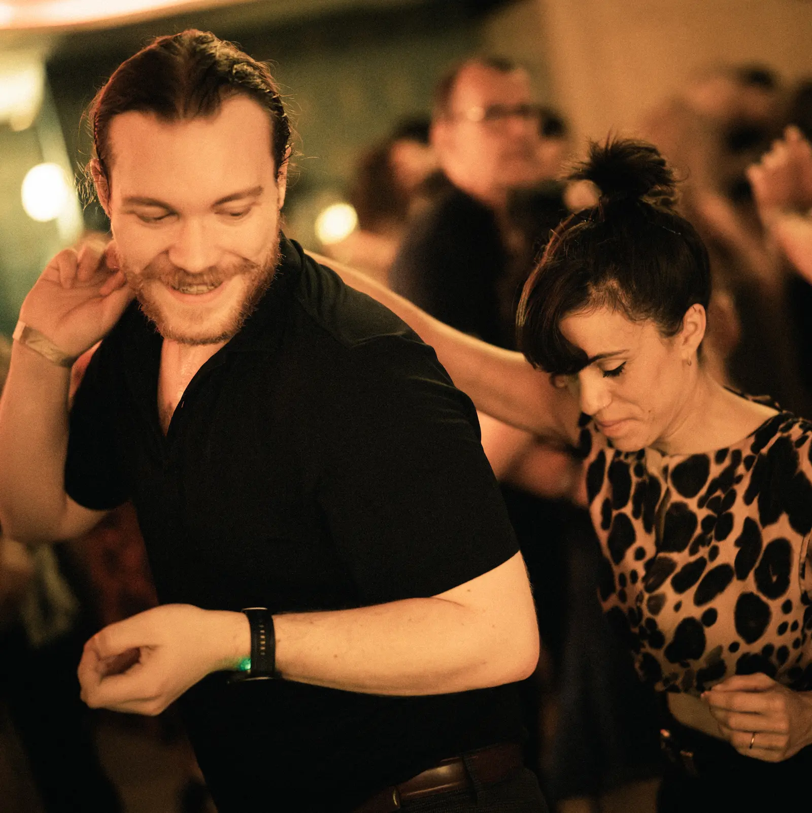 Pareja bailando en una sala de música