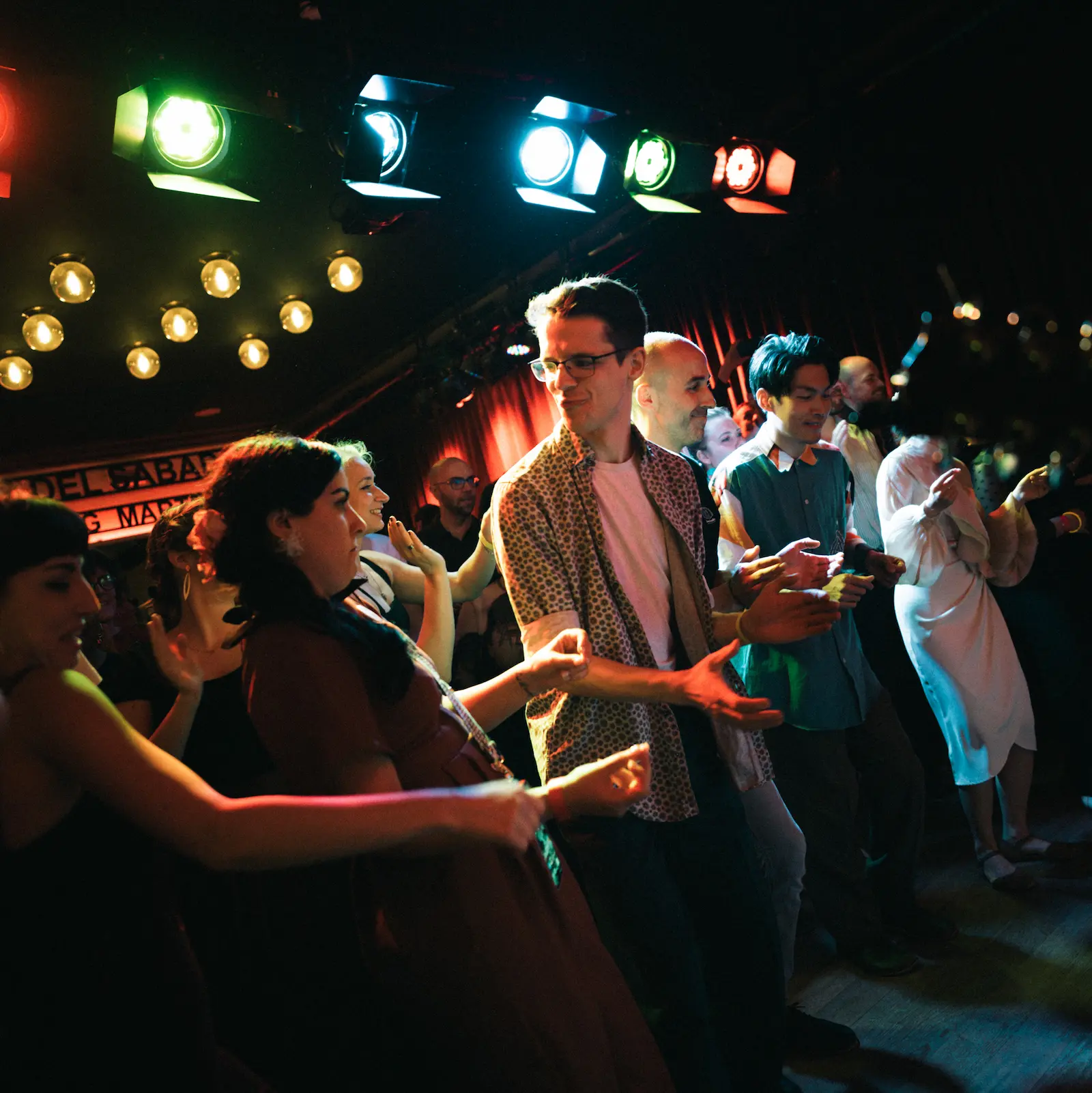 Personas que se divierten bailando en una sala de música