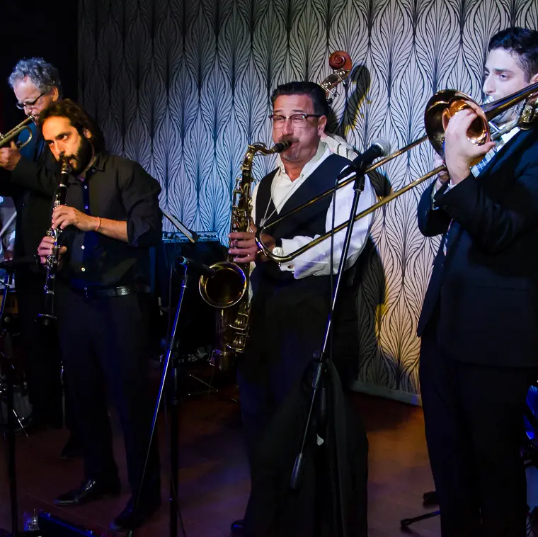 Banda de jazz con clarinete, saxofón y trombón durante Fiebre Swing.