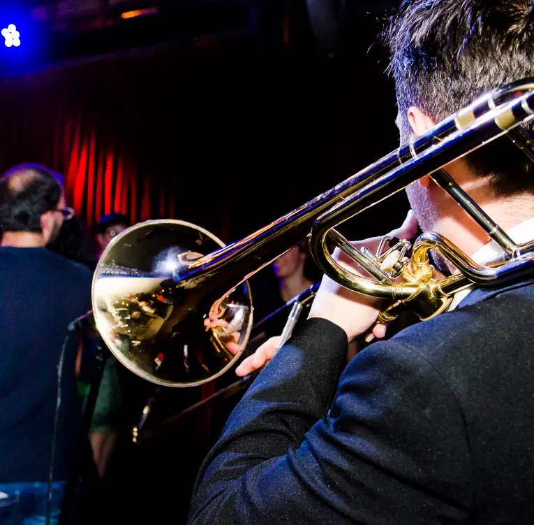 rombonista tocando en directo durante Fiebre Swing en Big Mama Ballroom.