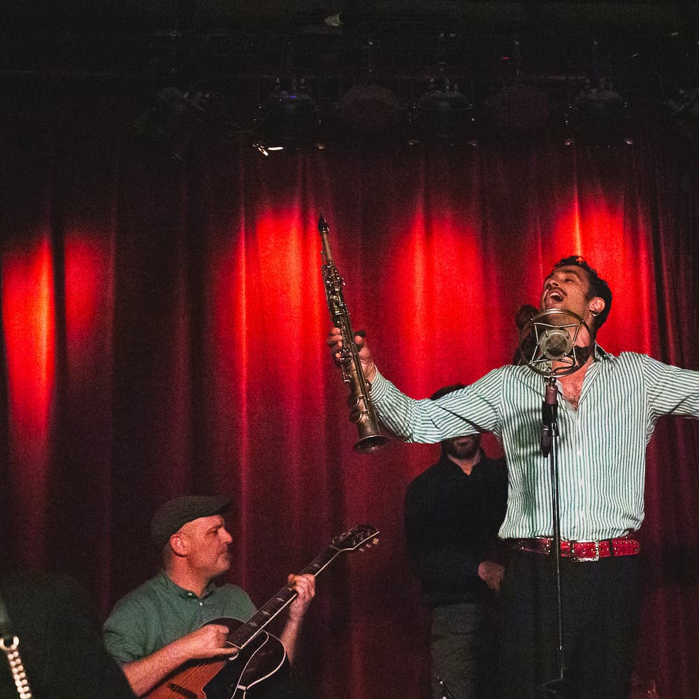 Saxofonista y guitarrista actuando en directo durante Gumbo Jam en Big Mama Ballroom.