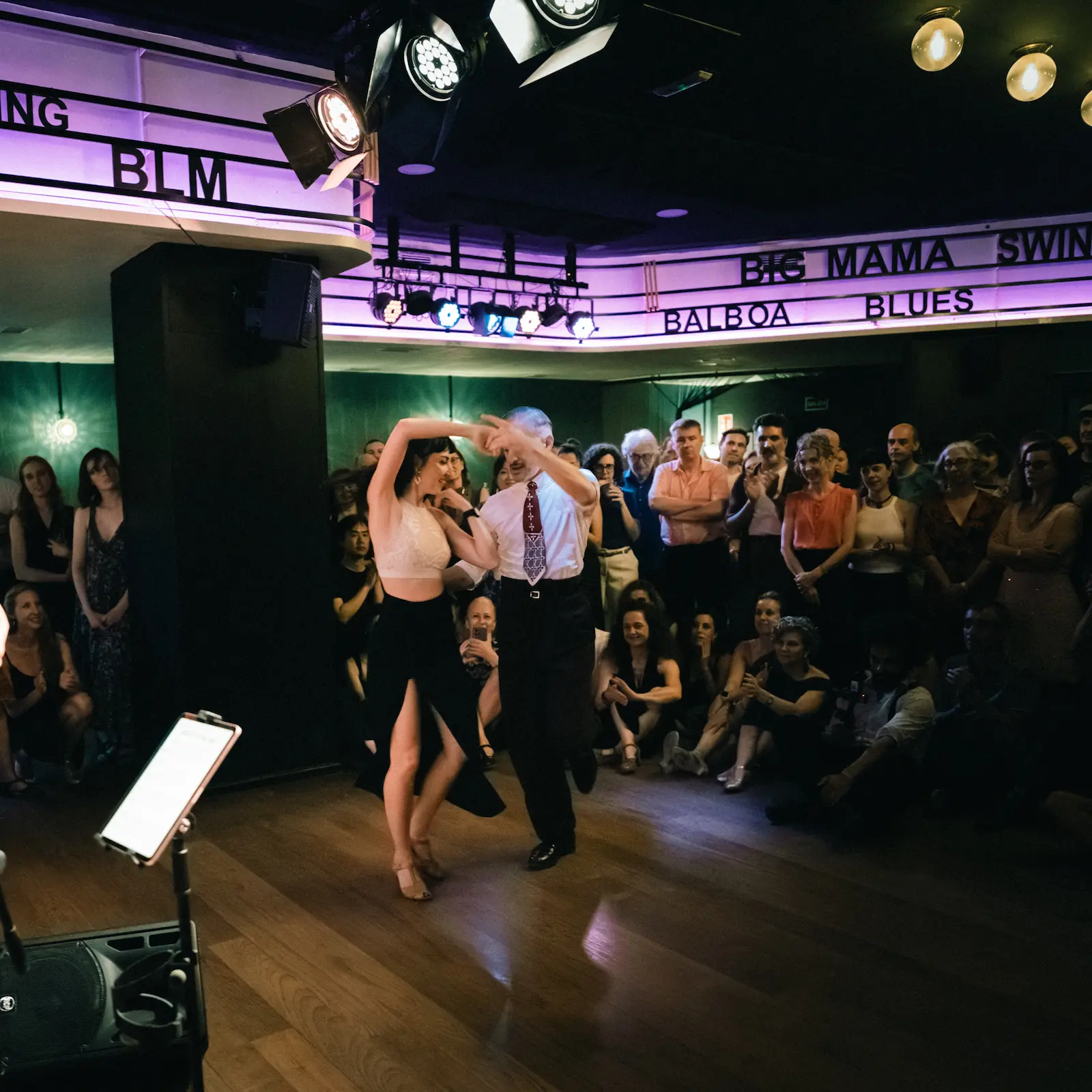 Pareja realizando una coreografía de baile ante el público en el Big Mama Ballroom.